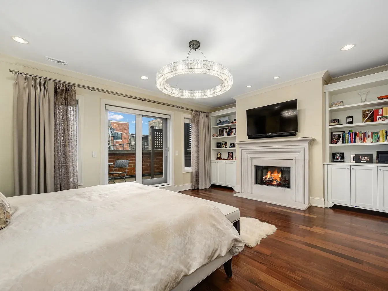 2140 N Clifton Ave,   Chicago, IL 60614