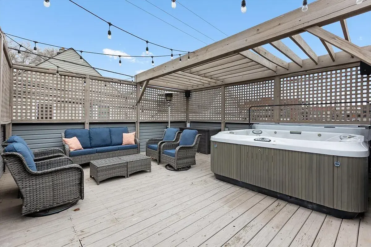 2514 W Moffat St,   Chicago, IL 60647