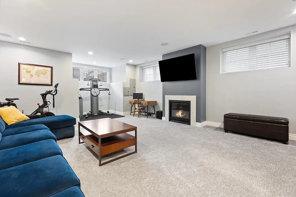 2514 W Moffat St,   Chicago, IL 60647