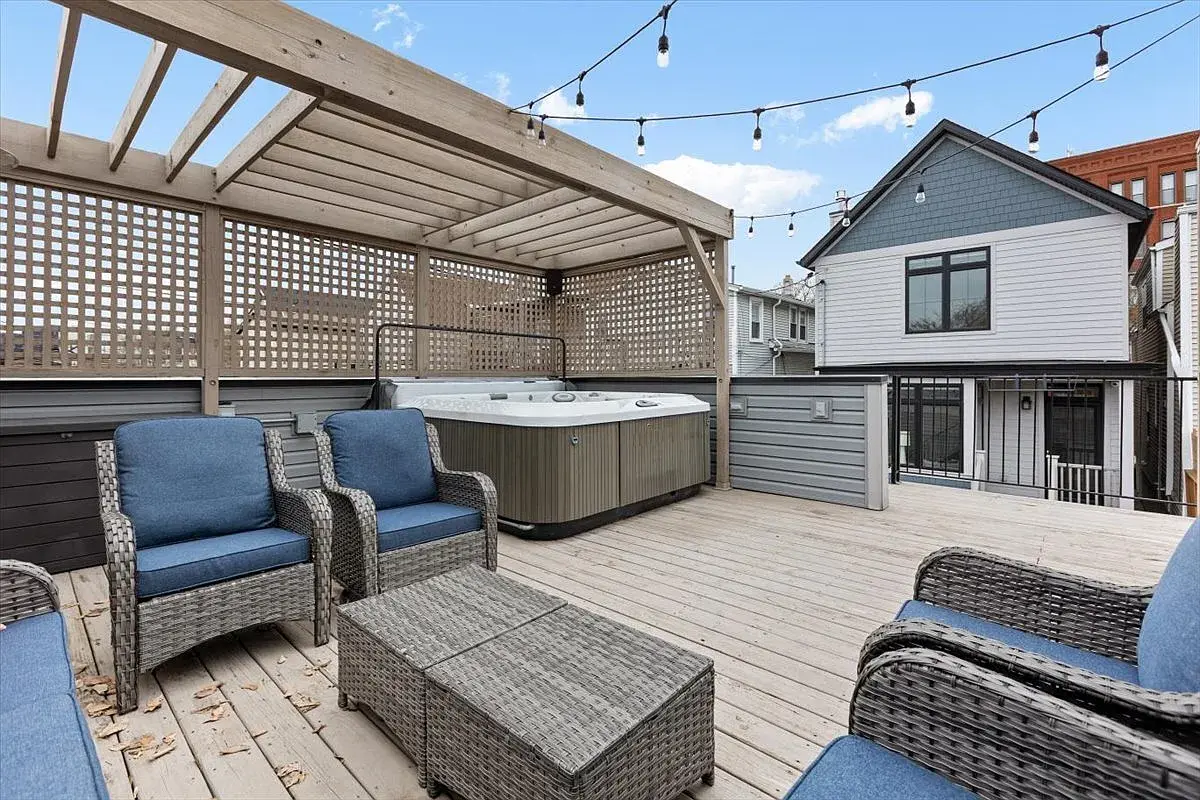 2514 W Moffat St,   Chicago, IL 60647